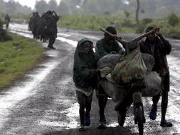 Imagen de varias personas cerca del campo de refugiados de Kibati, en la República Democrática del Congo. /Efe/