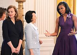 Michelle Obama habla con Valerie Trierweiler, pareja de Hollande, y Hitomi, esposa del primer ministro japonés. / J. Samad (Afp)/