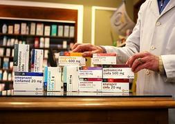 Una farmacéutica muestra varias cajas de medicamentos genéricos. / E. del Río/