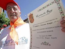 Isabelo Cámara Hinojar muestra el diploma que le han entregado por su asistencia al I Encuentro Internacional de Nombres Raros que se celebra en la localidad burgalesa de Huerta de Rey .. EFE/Santi Otero/