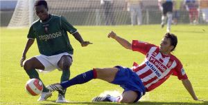 CONTUNDENCIA. Míchel corta el avance de un rival en el partido de anteayer ante el Racing de Ferrol. / M. FUENTES/