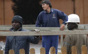 CONSTRUCCIÓN. Trabajadores extranjeros en una obra en Oviedo. / MARIO ROJAS/