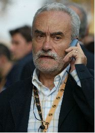 DIRECTOR. Víctor Cordero atiende una llamada de teléfono. / E. C./