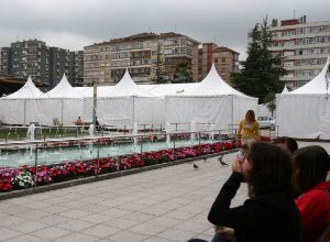 TODO LISTO. Las diez jaimas ya lucen en la plaza de Europa de Piedras Blancas. / TANIA/