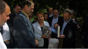 ACTO. García, Fernández Felgueroso y Sariego, ayer, en el parque Jovellanos. / PARDO/