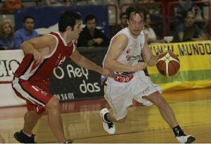 DESACERTADO. Gunnarsson no estuvo inspirado en elo partido de ayer en Palencia. / E. C./