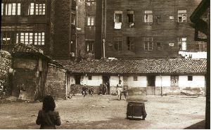 VECINOS. Imagen del patio grande de la ciudadela de Capua, aproximadamente en el año 1960. / E. C./