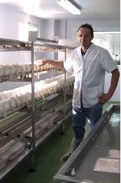 EMPRENDEDOR. Ángel Amandi, en su quesería. / I. G./