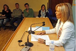 NUEVA ETAPA. La diputada del PP Alicia Castro Masaveu, durante su comparecencia ante los medios de comunicación, el pasado 24 de setiembre, acompañada de sus familiares para anunciar que abandona la actividad política. / MARIO ROJAS/