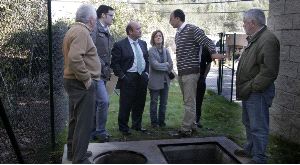 VISITA. Los técnicos explican a Pablo García Pando y a José Luis Montes el funcionamiento del sistema de captación. / PABLO DE BLAS/