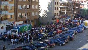 PROTESTA. Los manifestantes en un momento de la marcha reivindicativa contra el trazado eléctrico. / PARDO/
