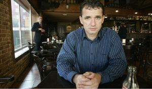 EMPRENDEDOR. El ex futbolista Marcel Sabou, propietario de una ludoteca en El Llano, durante la entrevista. / P. CITOULA/