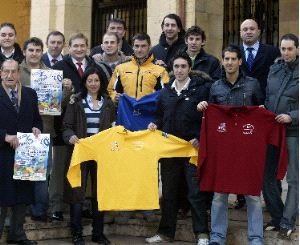 ACTO. Rosa Fernández, en primer término, con Manuel Busto, Mario de Sárraga, Santi Pérez y los organizadores de la Gala. / M. ROJAS/