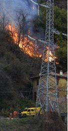 MIERES. Incendio desatado en un paraje montañoso de la localidad de Santa Cruz. / J. M. PARDO/