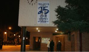 25 AÑOS. El cartel de la fachada principal anuncia el aniversario de la parroquia. / L. SEVILLA/