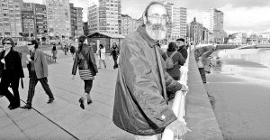 EN SU MEDIO. José Díez Faixat se apoya en la barandilla del paseo del Muro, junto a la Escalerona, por donde pasea a diario desde hace 28 años. / JOAQUÍN PAÑEDA/