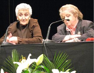 COLOQUIO. Hilda Farfante y la periodista María Antonia Iglesias durante la entrevista. / J. M. AZCÁRATE/