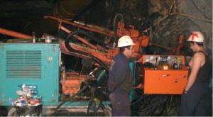 SONDEOS. Labores de prospección en el interior de la galería de la mina de El Valle-Boinás. / D. F./