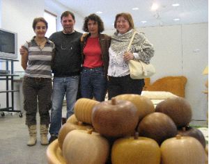 ARTESANÍA. Margot Cembreros, Emilio Carrera, Victoria Casielles y Pilar Quintana, ayer en la localidad de Poo. / G. F. B./