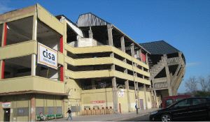 ESTADIO. Un cartel colgado en la tribuna Sur anuncia la previsión de las obras de reforma en El Molinón. / SIMAL/