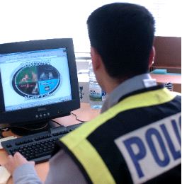 Un agente de policía inspecciona una web de internet. / EFE/