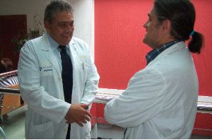 MÉDICOS. Pablo Mosquera, a la izquierda, junto con el gerente del Hospital de Jarrio. / L. H./