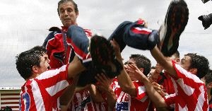 FIESTA. Los jugadores del Sporting B mantearon a su entrenador nada más acabar el partido que les ha llevado a Segunda B. / J. BILBAO/