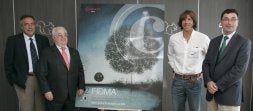 De izquierda a derecha, Álvaro Muñiz, Luis Arias de Velasco, Fernando Peláez y Javier de la Ballina, ante el cartel de la edición de 2008. / PALOMA UCHA/
