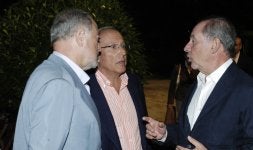 Rodrigo Rato recibe el pésame de Gabino de Lorenzo y Luis nández-Vega por el triste fallecimiento de su primo. / F. CASTRO/
