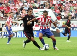 Diego Castro se va de Kaladze. La zaga del conjunto milanista se vió lenta ante los rápidos contraataques del pontevedrés. / FOTOS: PAÑEDA Y PIÑA/