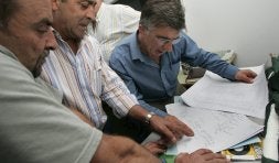 Varios vecinos consultan la información sobre el proyecto. / PALOMA UCHA/