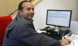 El profesor Luis Alberto Díaz, frente al ordenador. /M. ROJAS/