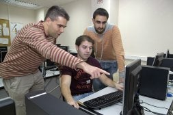 Iván Martín, Iván Lorenzo y Fidel Díez con el proyecto. /JESÚS DÍAZ/