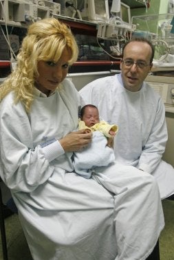 Marlene Pernas y José Luis Santiago, con su hija, a punto de recibir el alta./ MARIO ROJAS/