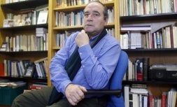 Álvaro Ruiz de la Peña, ayer, en Oviedo, rodeado de libros. / MARIO ROJAS/