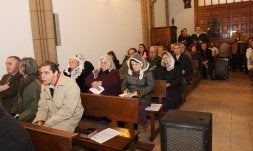 Algunas mujeres cubrían sus cabezas con mantillas durante la Eucaristía. /JOAQUÍN BILBAO/