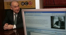 Vicente Gotor, durante la hora larga en que respondió a los internautas desde EL COMERCIO. / PURIFICACIÓN CITOULA/