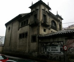 El teatro Virginia, situado en el centro urbano del distrito de Sotrondio./ JUAN CARLOS ROMÁN/