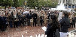 Gema Sala, a la derecha, habla ante los ovetenses contrarios a la reforma de la ley del aborto en la plaza de La Escandalera. /JESÚS DÍAZ/
