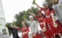 Las jugadoras fabriles escancian un culín tras conquistar ayer en Madrid su primer título liguero, con el que entran en la historia de este deporte . / FOTOPRENSA/