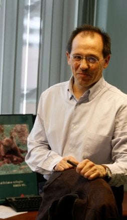 García Gaona sonríe en su despacho, ayer. / M. ROJAS/