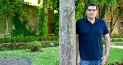 Pablo García Pando lleva diez años trabajando al frente del Ayuntamiento de Caravia. / SUSANA SAN MARTÍN/