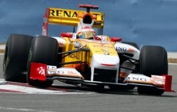 Alonso, ayer, en la segunda sesión de los entrenamientos libres. / REUTERS/