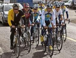 Navarro tira del Astana, con Armstrong a la izquierda, en la concentración de esta temporada en Tenerife. / EFE/