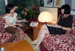 La consejera de Asturias conversa con la ministra de Cultura. / FOTOPRENSA/