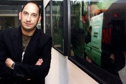 Eduardo Valiña posa junto a las fotografíass de la serie 'Para sempre'. / VICTORIA FERNÁNDEZ/