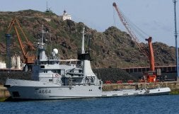 El patrullero, ayer por la mañana, en los muelles de El Musel. / JOAQUÍN BILBAO/