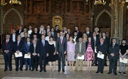 Los Príncipes de Asturias, en el centro, rodeados de todos los galardonados con los premios nacionales de este año. / EFE/
