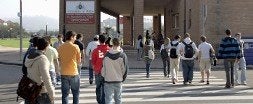 Alumnos dirigiéndose a la Politécnica. / PALOMA UCHA/