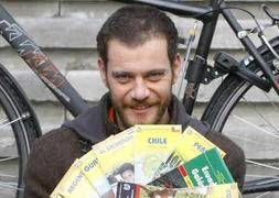 Juan Luis Tuñón la víspera de su marcha hacia Argentina desde donde quería iniciar un recorrido en bicicleta atravesando América, desde la Patagonia a Alaska/E.C./